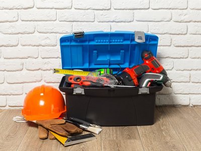 offener Werkzeugkoffer auf Boden