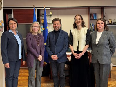Ein Gruppenbild mit fünf Personen in einem Ministerbüro
