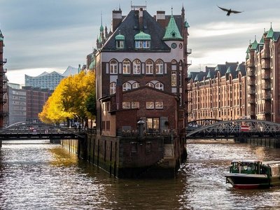 Hamburg Elbe, im Hintergrund Elbphilharmonie