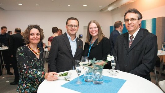 Jubiläumsveranstaltung 60 Jahre OeAD, Frau Hilmar, welche mit 3 Kollegen an einem Stehtisch steht.