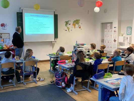 Forscher hält Präsentation vor Schülerinnen und Schüler in der Klasse
