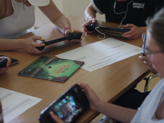 Schüler:innen mit digitalen Geräten