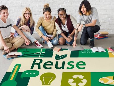 Diverse Jugendliche mit Plakat "Reuse" Umweltbildung