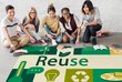 Diverse Jugendliche mit Plakat "Reuse" Umweltbildung