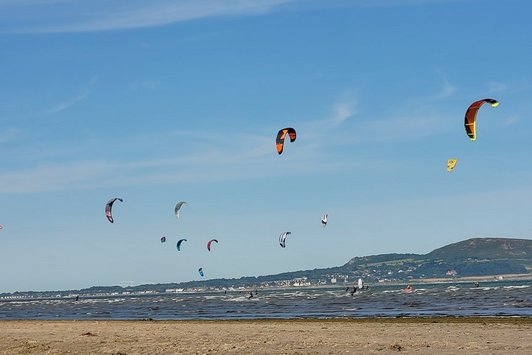 Strand Meer und blauer Himmel mit Kites