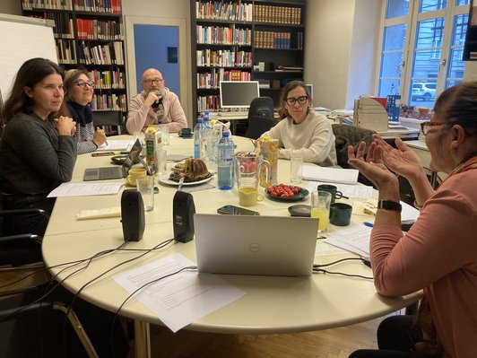 Personen am Tisch Besprechung