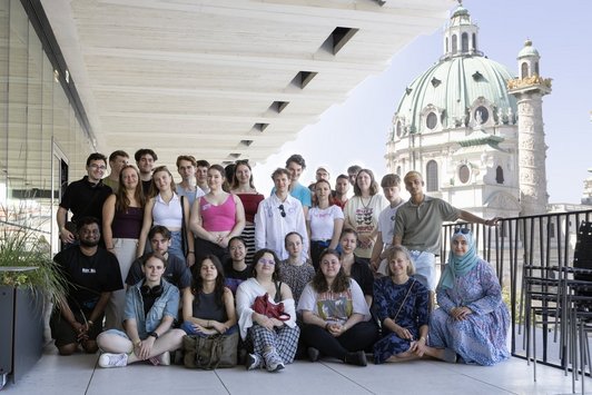 Gruppe junger Menschen vor der Karlskirche