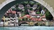 Fluss mit Brücke und Aussicht auf Stadt