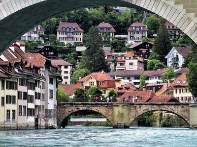 Fluss mit Brücke und Aussicht auf Stadt