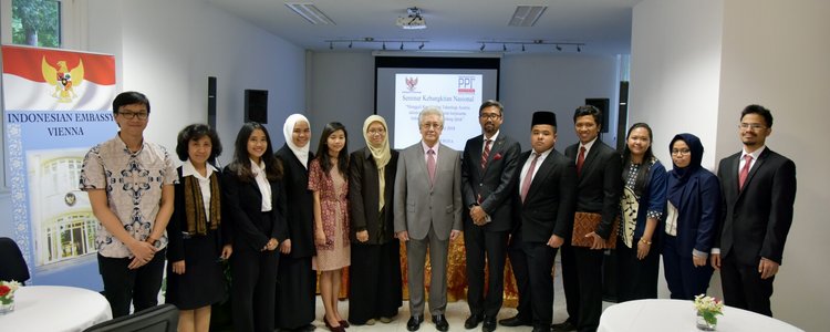 Teilnehmende Personen des Seminars über die Zusammenarbeit zwischen Indonesien und Österreich stehen im Halbkreis