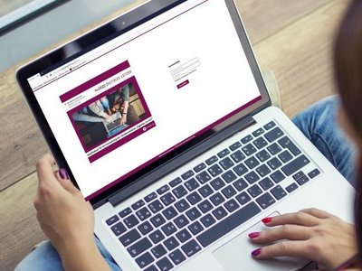 Frau schaut auf einen Laptop auf dem die Applikation zur Verwaltung der Geräteinitiative geöffnet ist