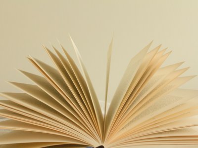 Aufgeschlagenes Buch von der Seite 
