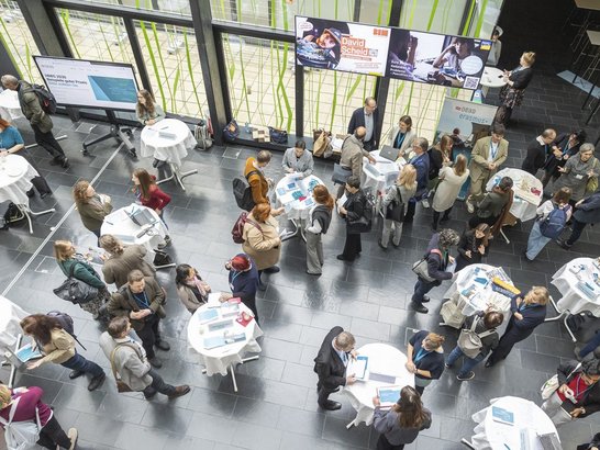 Hochschultagungs-Teilnehmenden in der Pause 