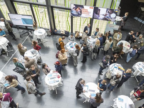 Hochschultagungs-Teilnehmenden in der Pause 