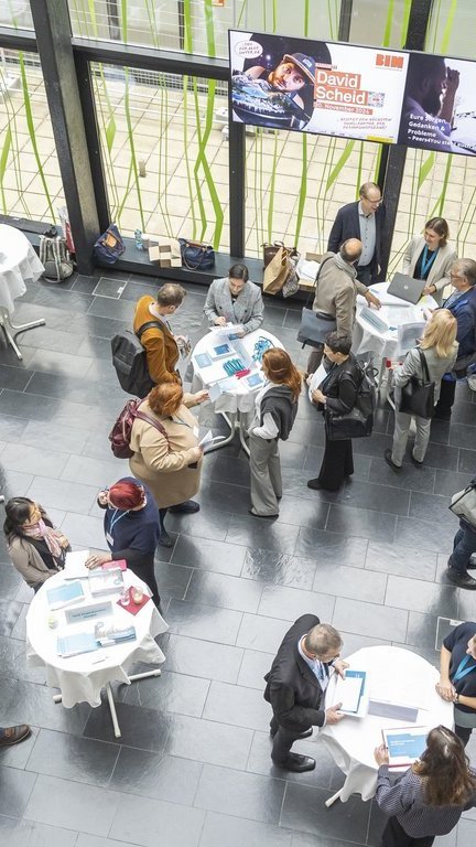 Hochschultagungs-Teilnehmenden in der Pause 