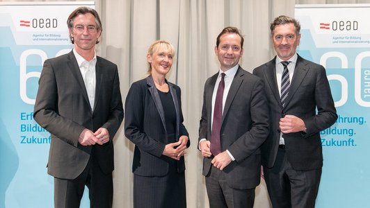Jubiläumsveranstaltung 60 Jahre OeAD, Der Geschäftsführer vom OeAD zusammen mit Gästen.