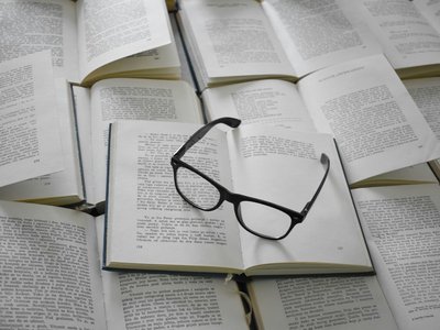 Brille auf Büchern