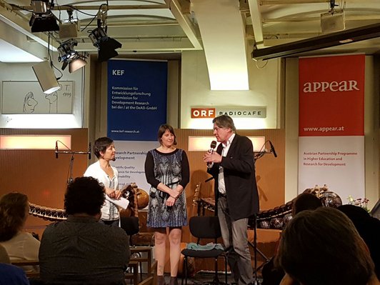 Maiada Hadaia, Doris Bauer und Andreas Obrecht moderieren bei der Jubiläumsveranstaltung.