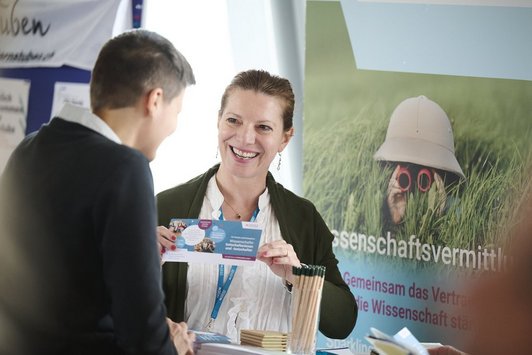 2 Personen am Stand im Gespräch