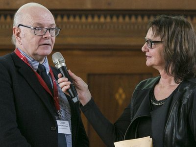 Glücksforscher Karlheinz Ruckriegel mit Moderatorin Hermine Steinbach-Buchinger im Gespräch.