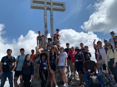 Stipendiatinnen und Stipendiaten beim Gipfelkreuz am Schneeberg