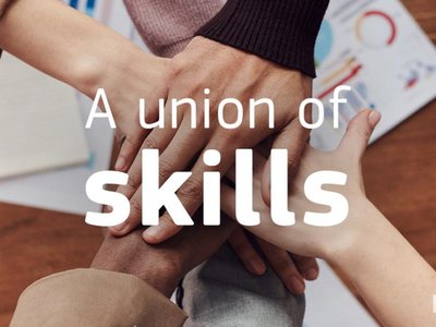 Viele aufeinanderliegende Hände und in der Mitte der Schriftzug "A union of skills"