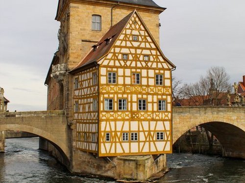 Das alte Rathaus in Bamberg in alter Fachwerkarchitektur.