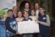 OeAD-Geschäftsführer Stefan Zotti und Barbara Weitgruber vom BMBWF mit Schüler/innen bei der Verleihung des Citizen Science-Awards 2017.