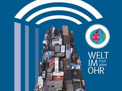 CD-Cover zum Jubiläum der Radiosendung Welt im Ohr: zu sehen ist ein Berg aus Lautstprechern und Radiogeräten sowie eine Weltkugel mit Kopfhörern.