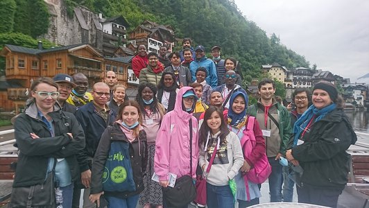 Gruppenbild Stipendiat/innen in Hallstatt bei regnerischen Wetter