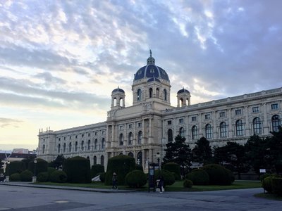 Das Gebäude des Naturhistorischen Museums Wien in der Abenddämmerung.