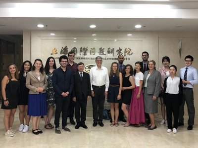 Gruppenfoto mit Männern und Frauen, in dem Shanghai Institutes for International Studies (SIIS).