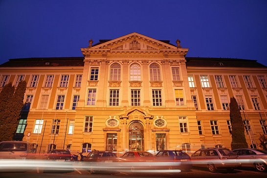 Außenansicht vom beleuchteten Gebäude der Montanuniversität Leoben bei Nacht.