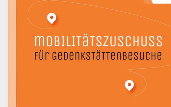 Schriftzug "Mobilitätszuschuss für Gedenkstätten" mit zwei Wegpunktmarkierungen, die durch eine geschwungene Linie verbunden sind. 
