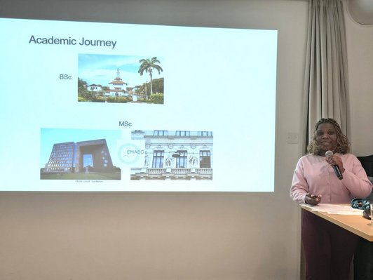 Photo of Mabel Agyiri presenting her experiences of being an OeAD scholarship holder in Austria