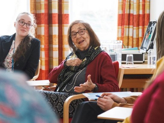 Ein Zeitzeuge im Gespräch mit interessierten Zuhörerinnen.