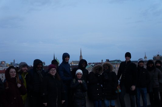 Gruppenbild der Stipendiatinnen und Stipendiaten auf dem Dach des Naturhistorischen Museums Wien