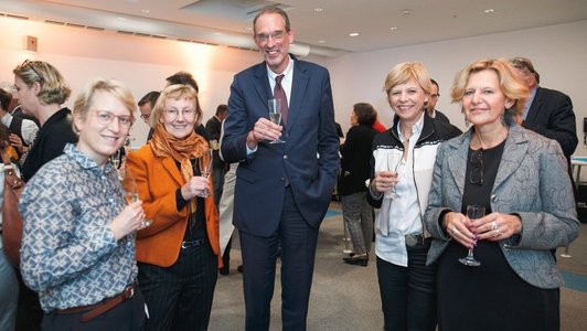 Jubiläumsveranstaltung 60 Jahre OeAD, Faßmann mit vier Damen, alle halten Champagner Gläser in den Händen.