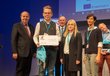 Teilnehmer/innen auf der Bühne der ECVET-Konferenz 2017. Mit einem Check in der Hand.