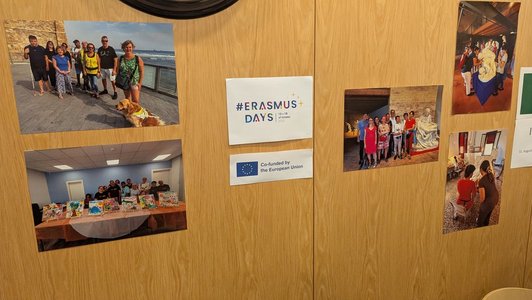 Fotos von Fotos an einer Wand 