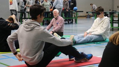 Personen machen Übungen