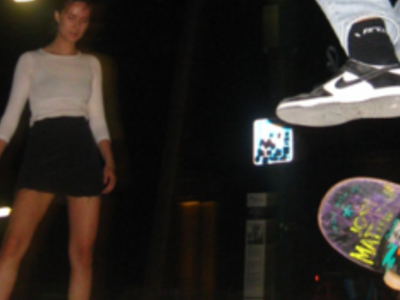 Jugendliche beim Skateboard fahren in Malaga, Spanien