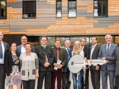 OeAD-Geschäftsführer Stefan Zotti und Günther Jedlizka von der OeAD-Wohnraumverwaltung mit weiteren Ehrengästen bei der feierlichen Schlüsselübergabe des neuen Gästehauses.