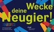 Websujet Be Open mit dunkelblauem Hintergrund, einigen bunten graphischen Elementen und der Aufschrift "Wecke deine Neugier!"