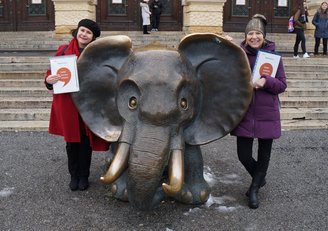Katharina Engel und Karin Kietreiber vor dem Naturhistorischen Museum Wien mit Elefanten Statue