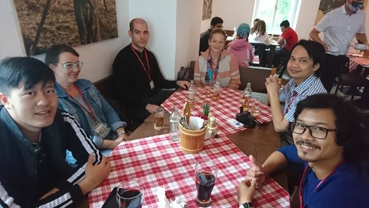 Stipendiat/innen beim Mittagessen