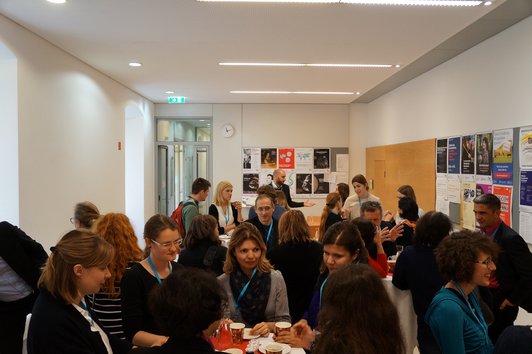 Raum mit Buffet und vielen stehenden Menschen