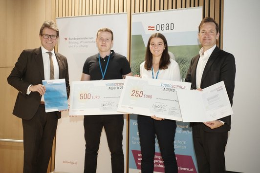 Zwei Gewinner des Young Science Inspiration Award