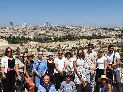  Ein Gruppenfoto von einem Team an LehrerInnen in Israel.