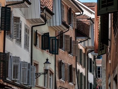 Fensterfront in der engen Gasse einer Altstadt